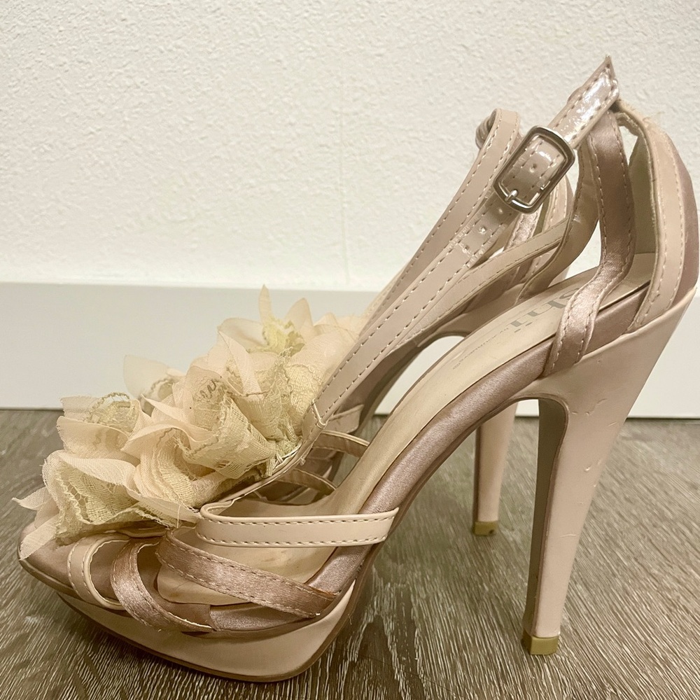 BRAND NEW Shi by JOURNEYS Floral Strappy Heels - Cream and Gold